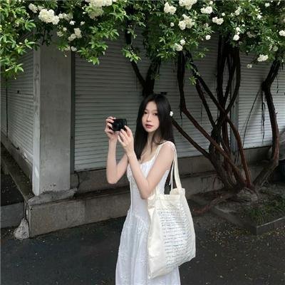 魕